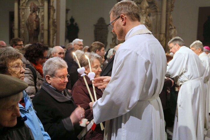 Geistliche spenden den Blasiussegen im Würzburger Dom