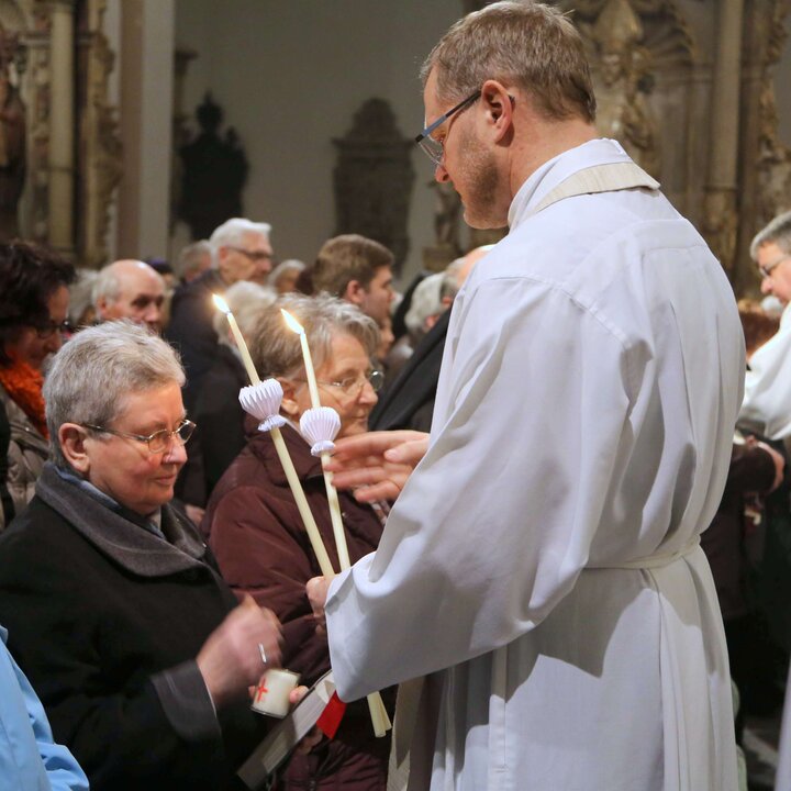 Geistliche spenden den Blasiussegen im Würzburger Dom Geistliche spenden den Blasiussegen im Würzburger Dom