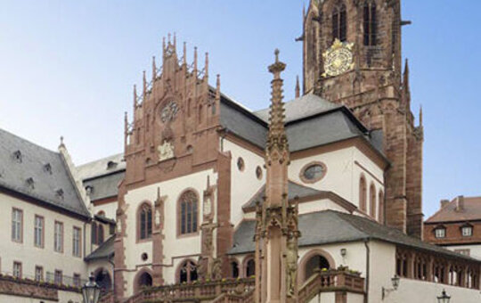 Außenansicht der Stiftsbasilika in Aschaffenburg