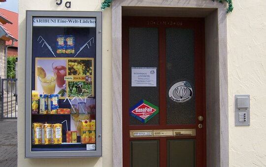 Eingang Eine-Welt-Laden Karibuni in Reichberg 