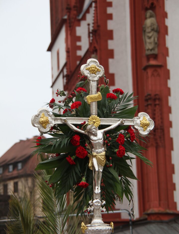 Geschmücktes Vortragekreuz zu Palmsonntag Geschmücktes Vortragekreuz zu Palmsonntag
