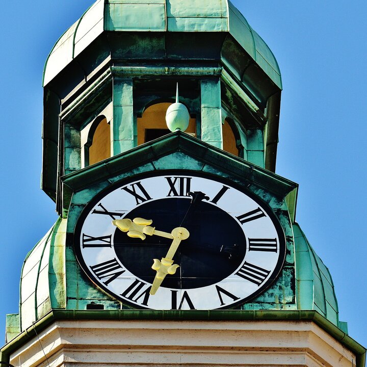 Uhr an einem Kirchturm