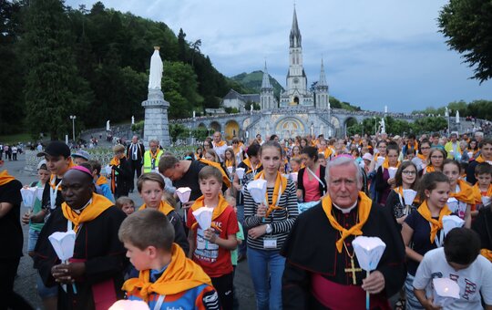 Bischof Friedhelm Hofmann und Bischof John C. Ndimbo aus Mbinga/Tansania bei der Lichterprozession in Lourdes während der Familienwallfahrt 2017.