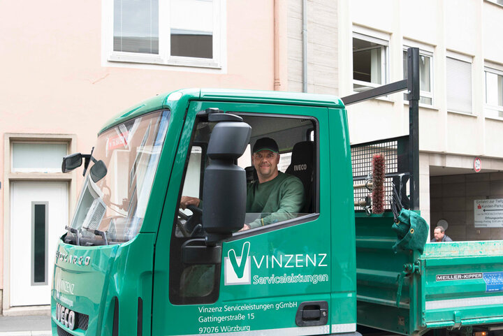 LKW der Vinzenz-Werke Garten- und Landschaftsbau