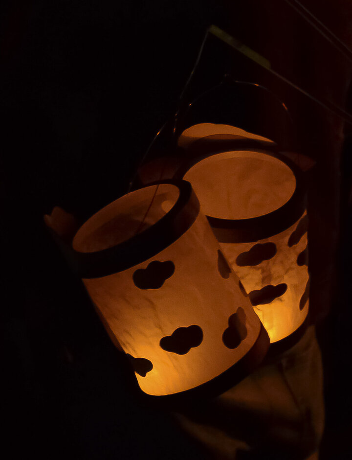 Laternen beim Umzug zu Sankt Martin Laternen beim Umzug zu Sankt Martin