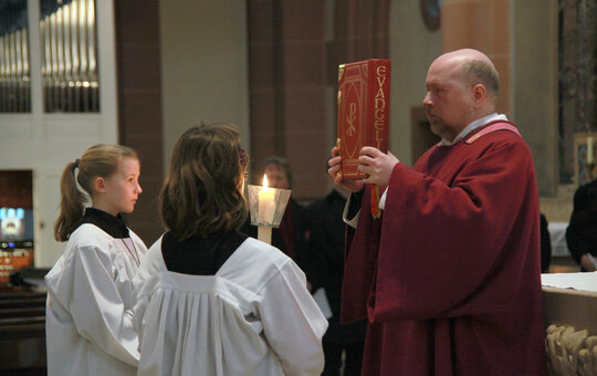 Diakon feiert Gottesdienst 