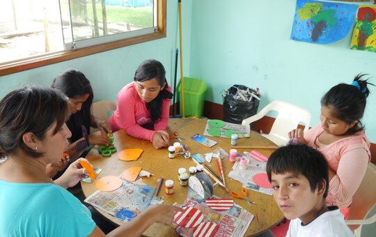 Kinder basteln in einer Schule in Peru 