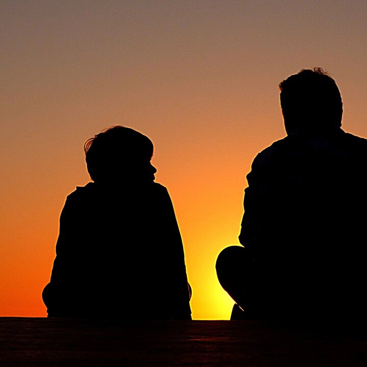 Mann und Junge im Gespräch Mann und Junge im Gespräch