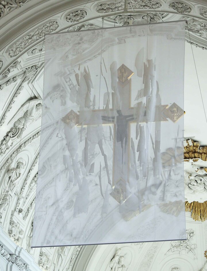 Verhülltes Kreuz zur Fastenzeit im Würzburger Dom