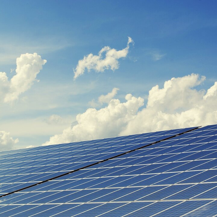 Photovoltaik-Anlage und Himmel