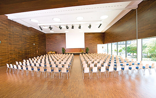 Großer Saal für Tagung bestuhlt