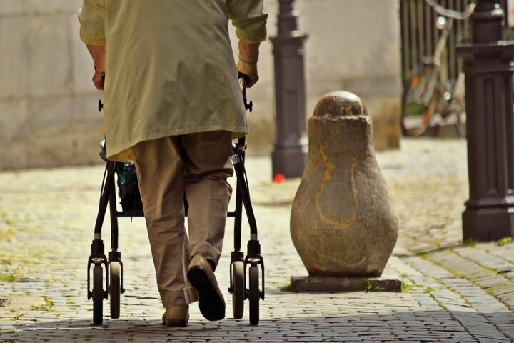 Alte Frau mit Rollator. 