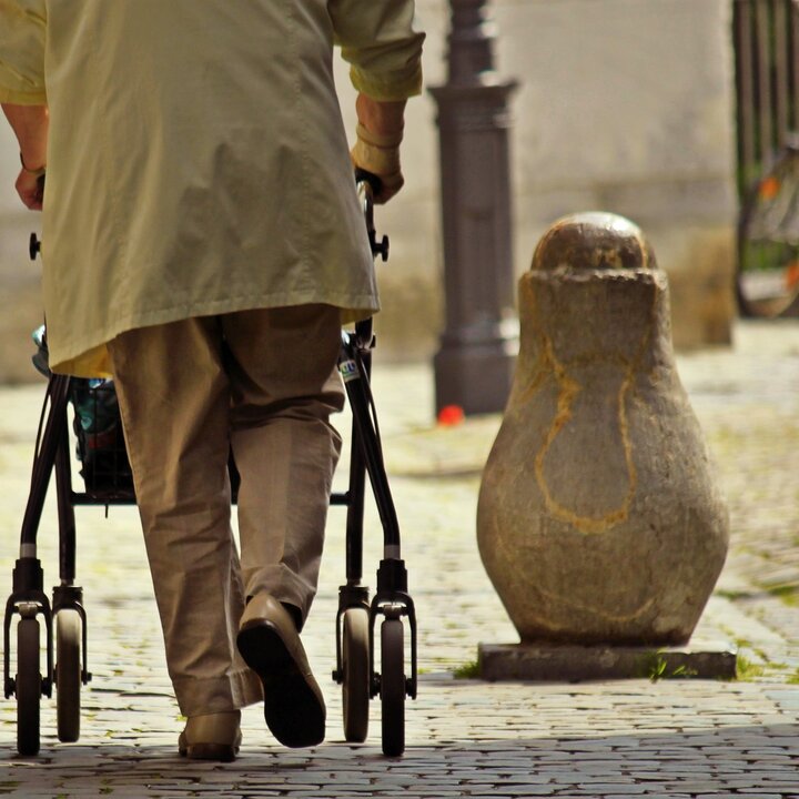 Alte Frau mit Rollator. 