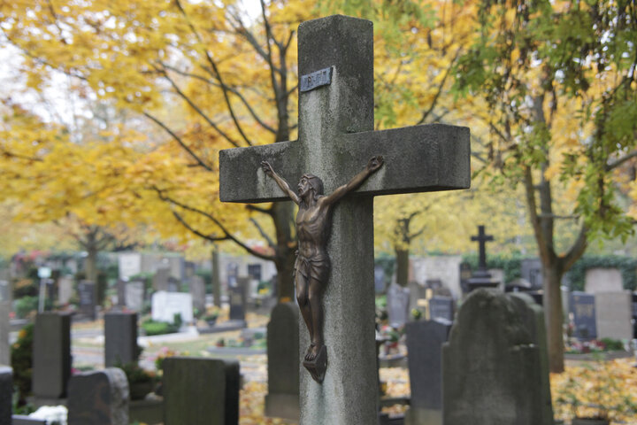 Kreuz auf einem Friedhof