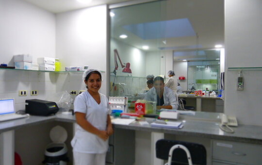 Deutsche Mitarbeiterin in Gesundheitszentrum in Bolivien 