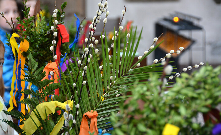 Palmbuschen und Palmzweige zu Palmsonntag