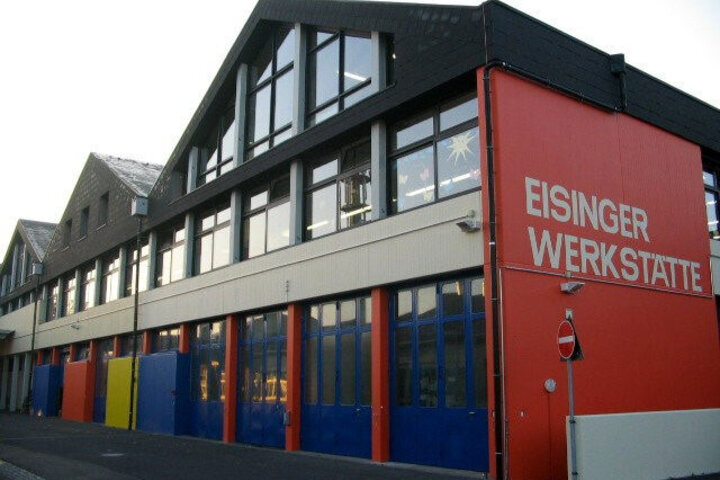 Hausfront der Eisinger Werkstätte 