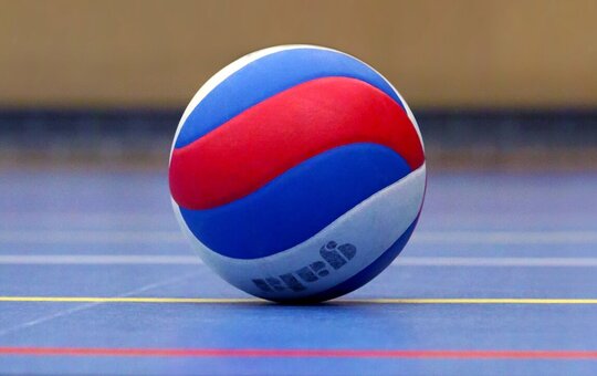 Volleyball in der Halle mit Netz