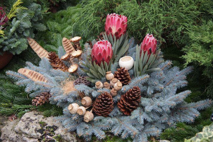 Blumengesteck auf einem Grab