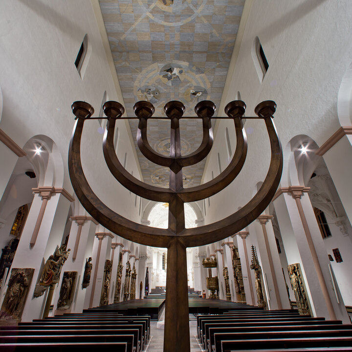 Foto vom Dom in Würzburg. Zu sehen ist der siebenarmige Leuchter.