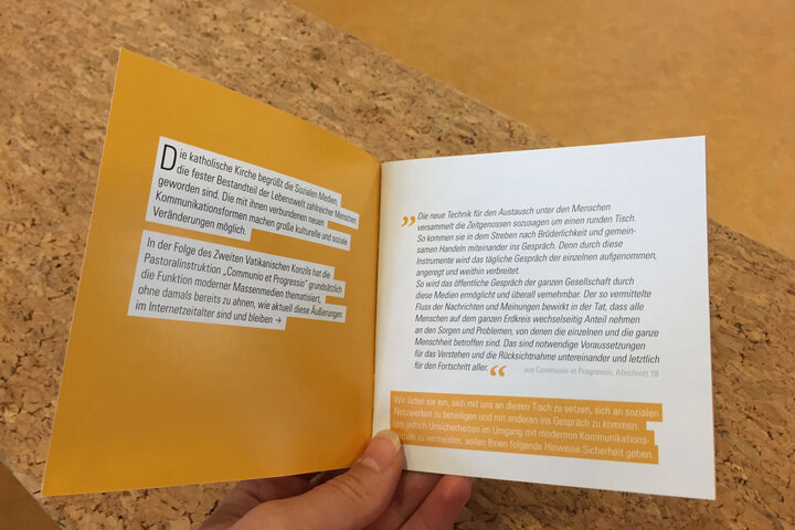 Foto offenes Heft Social Media Guidelines