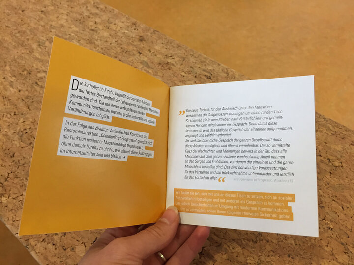 Foto offenes Heft Social Media Guidelines