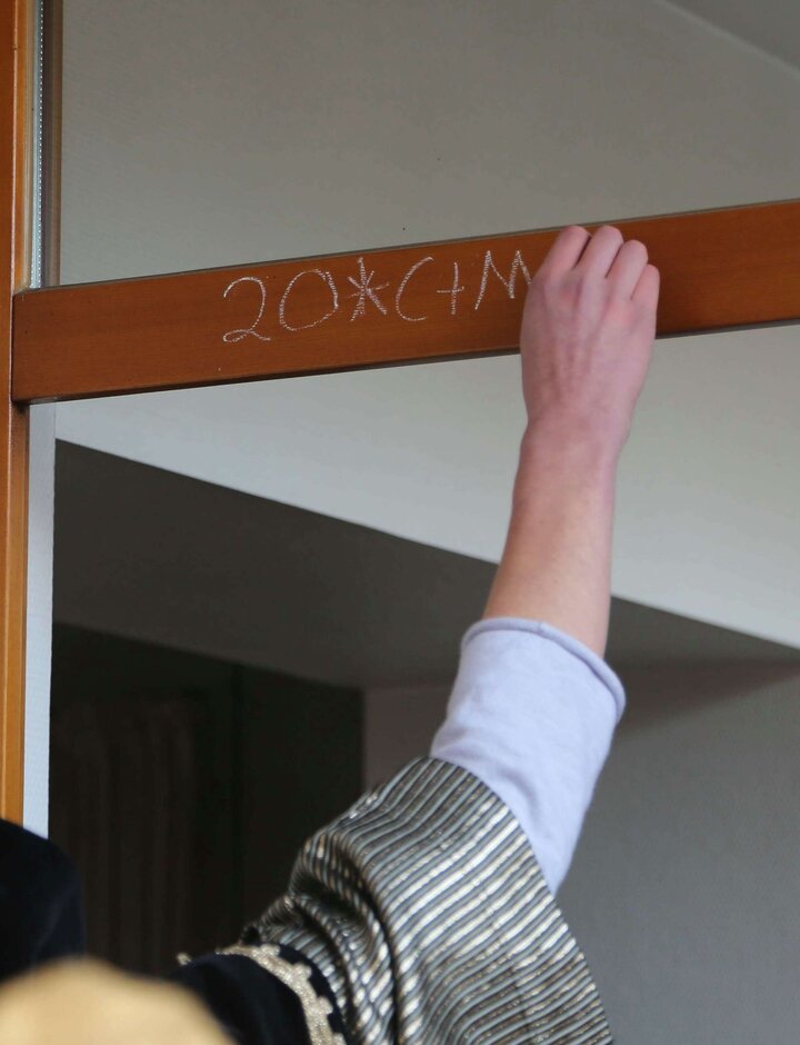 Sternsinger aus Hasloch schreiben den Segen Sternsinger aus Hasloch schreiben den Segen