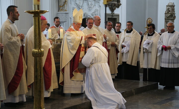 Bischof Friedhelm Hofmann spendet die Priesterweihe.