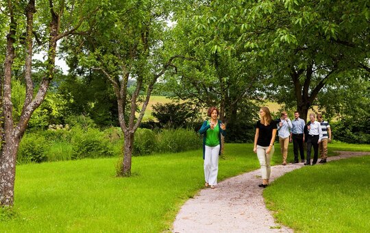 Wandern im Park des Tagungszentrums Schmerlenbach