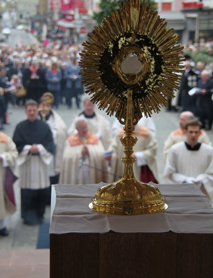 Monstranz vor dem Würzburg Dom zu Fronleichnam