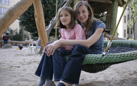 Mutter und Tochter auf dem Spielplatz
