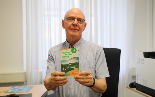 Domvikar Paul Weismantel mit dem Gebetsheft zum Heiligen Jahr 2025