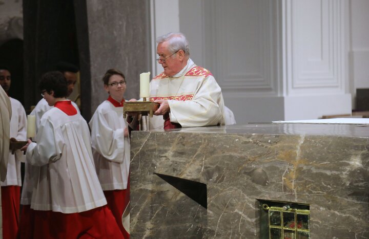 Leerer Altar zu Gründonnerstag im Würzburger Dom