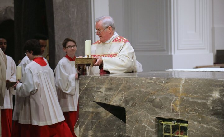 Leerer Altar zu Gründonnerstag im Würzburger Dom